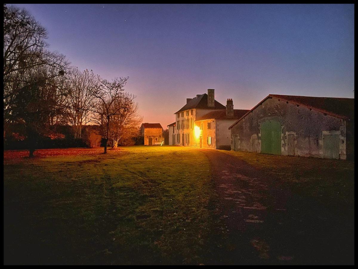 Les Maisons Du Bonheur Bed and Breakfast Château-Garnier Buitenkant foto