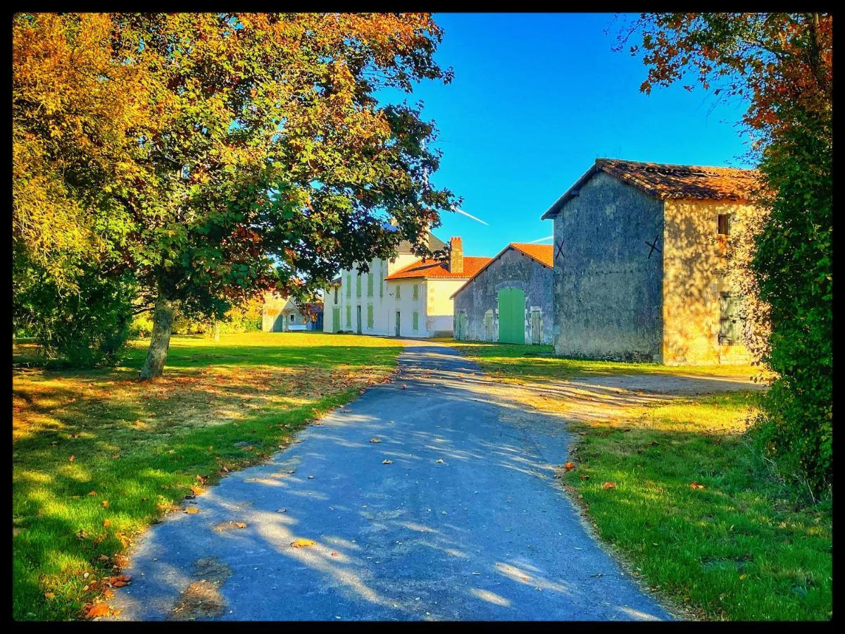 Les Maisons Du Bonheur Bed and Breakfast Château-Garnier Buitenkant foto